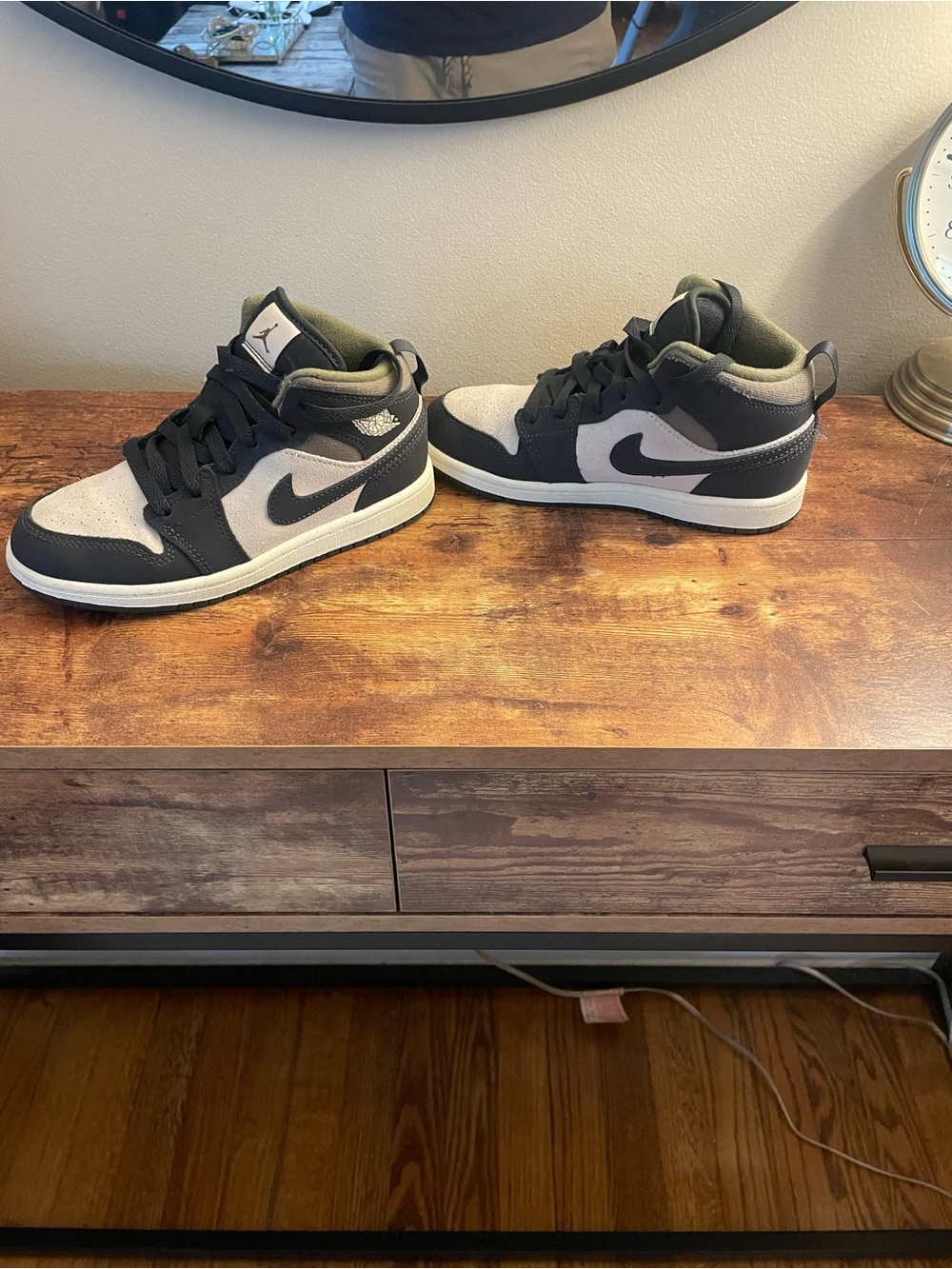 Jordan 1 Mid-Top Sneakers in Olive, Noir and  Gray